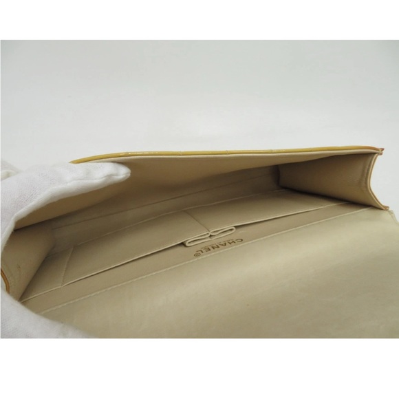 CHANEL East West Chocolate Bar Flap Bag in Leather - Authentic Chanel Handbag - Picture 13 of 16